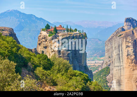 Le monastère de la Sainte Trinité en haut de falaise, les météores en Thessalie, Grèce - paysage grec Banque D'Images