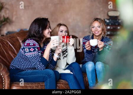 Groupe de femmes discutant tout en buvant un café dans un loft moderne Banque D'Images