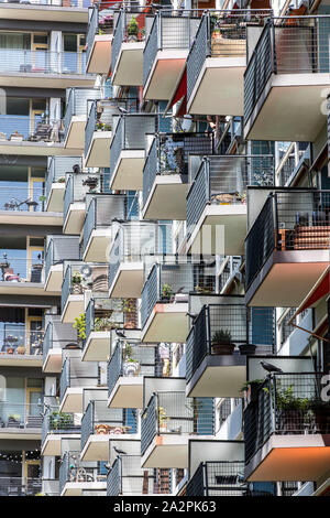 Façades, d'un balcon d'une tour d'habitation, bloc d'appartement au centre-ville de Rotterdam, sur Zoutmanstraat, Banque D'Images