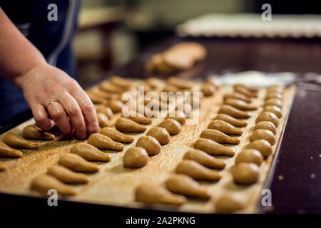 Un processus de production de produits de boulangerie sucrés à l'usine. Banque D'Images