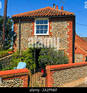 Petite maison en pierre de pierre de flanelle dans le village de Knapton à Norfolk, Angleterre, Royaume-Uni Banque D'Images