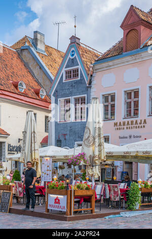 Une place de la ville et des restaurants en plein air dans la vieille ville de Tallinn, Estonie. Banque D'Images