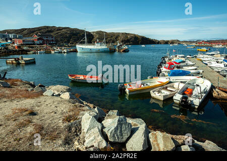 Bateaux dans le port de Aasiaat (Groenland) en été Banque D'Images