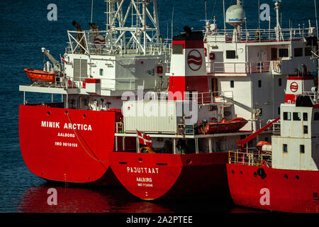 Les bateaux de pêche amarrés dans Aasiaat (Groenland) Banque D'Images