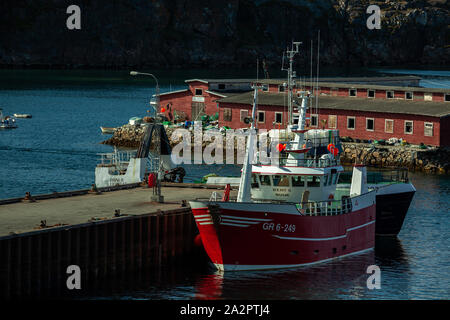 Les bateaux de pêche amarrés dans Aasiaat (Groenland) Banque D'Images