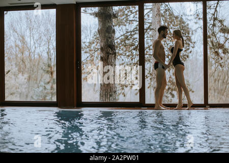 Loving couple dans le centre de spa par piscine Banque D'Images