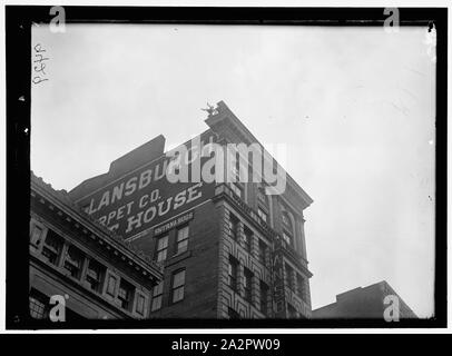 REYNOLDS, J., L'EXÉCUTION DE NUMÉROS D'ÉQUILIBRE ET ACROBATIQUE SUR LA HAUTE CORNICHE AU-DESSUS DE 9TH Street, N.W. Banque D'Images