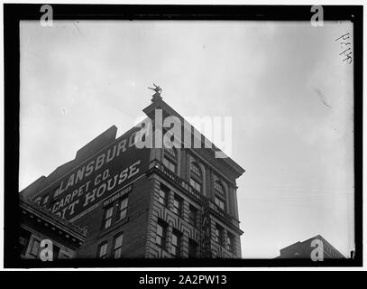 REYNOLDS, J., L'EXÉCUTION DE NUMÉROS D'ÉQUILIBRE ET ACROBATIQUE SUR LA HAUTE CORNICHE AU-DESSUS DE 9TH Street, N.W. Banque D'Images