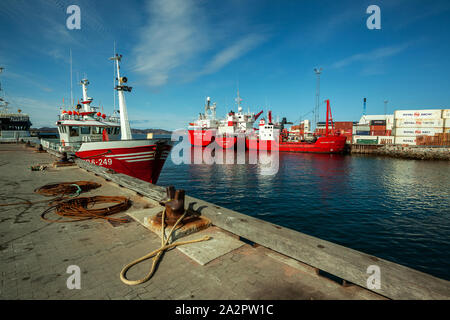 Les bateaux de pêche amarrés dans Aasiaat (Groenland) Banque D'Images