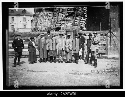 Reims. Les correspondants de guerre américains : officier français ; Mme. HARRIET C. ADAMS ; PAUL CRAVATH ; LE CAPT. PAUL DUMAS, porter main artificielle ; ANDARM ; CHARLES EDWARD RUSSELL NON IDENTIFIÉ NON IDENTIFIÉ ; ; LE JUGE ROBERT GRANT. En face de la cathédrale Banque D'Images