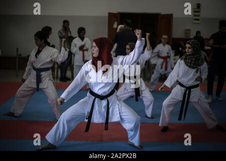 La ville de Gaza, Territoires palestiniens. 06Th Oct, 2019. Filles palestiniennes prendre part à une session de formation de karaté à Al-Mashtal Academy for Arts Martiaux. crédit : Mohammed Talatene/dpa/Alamy Live News Banque D'Images