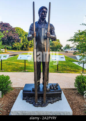 Babylon, New York, USA - 2 juillet 2018 : Babylone villages Bayman statue dédié aux hommes qui clamed dans la Grande Baie du Sud.. Banque D'Images