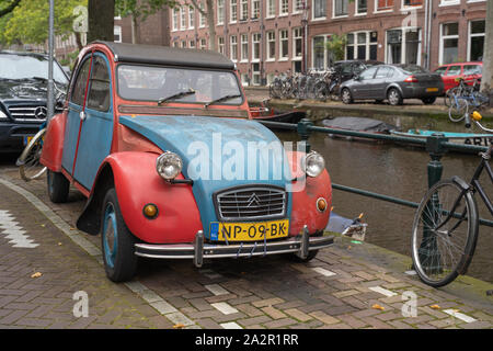 Amsterdam, pays-Bas - voiture Citroën d'époque sur le canal dans la partie historique de la ville Banque D'Images