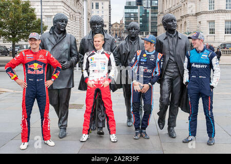 Liverpool, Royaume-Uni. 3e oct, 2019. (L), Sébastien Ogier, Ott Tänak, Thierry Neuville & Elfyn Evans poser pour des photos en face de la populaire, des statues en bronze des quatre Beatles créé par le sculpteur Andy Edwards au Pier Head, avant le début de la Wales Rally GB, Crédit : Jason Richardson/Alamy Live News Banque D'Images