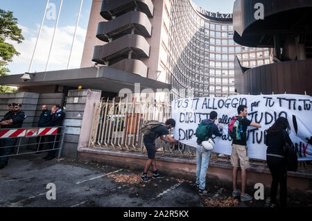 Rome, Italie. 06Th Oct, 2019. Protestation des étudiants universitaires en face de la région du Latium pour le manque de logements dans la province de Rome. (Photo par Andrea Ronchini/Pacific Press) Credit : Pacific Press Agency/Alamy Live News Banque D'Images