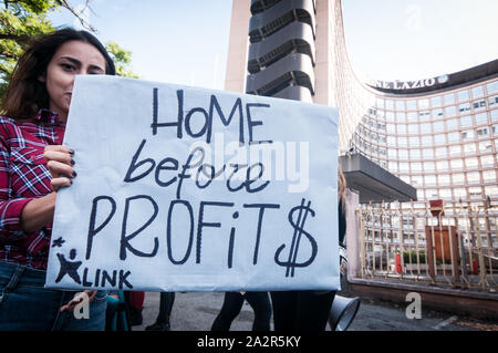 Rome, Italie. 06Th Oct, 2019. Protestation des étudiants universitaires en face de la région du Latium pour le manque de logements dans la province de Rome. (Photo par Andrea Ronchini/Pacific Press) Credit : Pacific Press Agency/Alamy Live News Banque D'Images