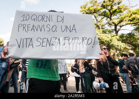 Rome, Italie. 06Th Oct, 2019. Protestation des étudiants universitaires en face de la région du Latium pour le manque de logements dans la province de Rome. (Photo par Andrea Ronchini/Pacific Press) Credit : Pacific Press Agency/Alamy Live News Banque D'Images