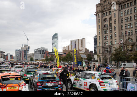 Liverpool, Royaume-Uni. 3e oct, 2019. (L) Fans, admirer les voitures à Liverpools Pier Head, avant le début de la Wales Rally GB, Crédit : Jason Richardson/Alamy Live News Banque D'Images