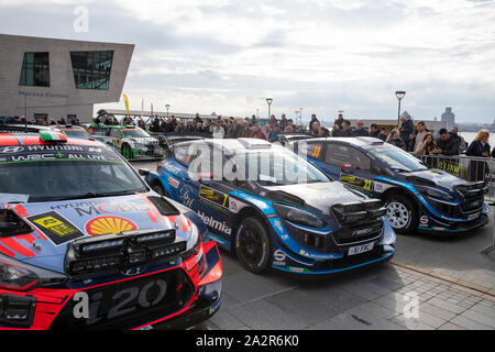 Liverpool, Royaume-Uni. 3e oct, 2019. (L) Fans, admirer les voitures à Liverpools Pier Head, avant le début de la Wales Rally GB, Crédit : Jason Richardson/Alamy Live News Banque D'Images