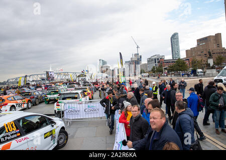 Liverpool, Royaume-Uni. 3e oct, 2019. (L) Fans, admirer les voitures à Liverpools Pier Head, avant le début de la Wales Rally GB, Crédit : Jason Richardson/Alamy Live News Banque D'Images