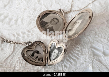 Still Life of Vintage Lockets avec photos, USA Banque D'Images