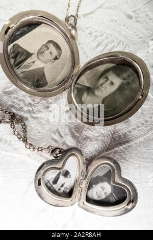 Still Life of Vintage Lockets avec photos, USA Banque D'Images