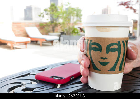 Café Starbucks à aller sur une table patio, USA Banque D'Images