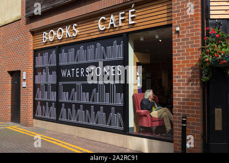 Waterstones, un homme assis dans la fenêtre, Canterbury, Kent, UK Banque D'Images