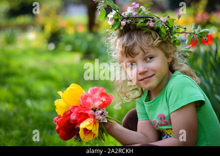 Fille blonde avec des tulipes dans sa main Banque D'Images