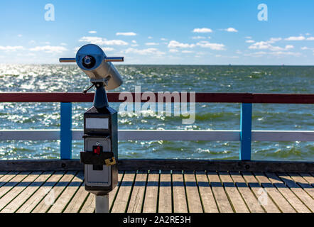 Plan de visites des jumelles avec arrière-plan de la mer. Télescope ou lunette à monnayeur à la recherche sur la mer Baltique à Palanga pier, la Lituanie. Banque D'Images