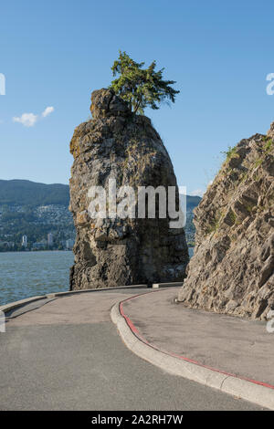 Siwash Rock off the Stanley Park Seawall à Stanley Park, Vancouver, Colombie-Britannique, Canada. Banque D'Images