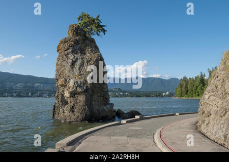 Siwash Rock off the Stanley Park Seawall à Stanley Park, Vancouver, Colombie-Britannique, Canada. Banque D'Images