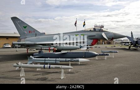 RAF Lossiemouth agresseurs 9 Typhon avion de chasse et une sélection de missiles guidés en exposition statique au Royal International Air Tattoo 2019 Banque D'Images