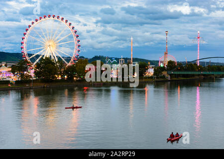 Cannstatter Volksfest Stuttgart : ((beer festival, fête foraine) voyageant à Cannstatter Wasen, Grande Roue, rivière Neckar, Pédalo, canot, conducteur peut Banque D'Images