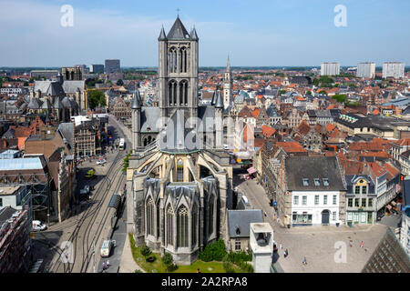 Gand - JUN 18, 2013 : vue sur la cathédrale St Bavos de Gand. La ville est une municipalité située dans la région flamande de Belgique. Banque D'Images