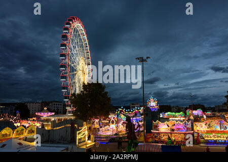 Cannstatter Volksfest Stuttgart : ((beer festival, fête foraine) voyageant à Cannstatter Wasen, Grande Roue dans la Région Stuttgart, Bade-Wurtemberg, Germa Banque D'Images