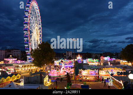 Cannstatter Volksfest Stuttgart : ((beer festival, fête foraine) voyageant à Cannstatter Wasen, Grande Roue dans la Région Stuttgart, Bade-Wurtemberg, Germa Banque D'Images