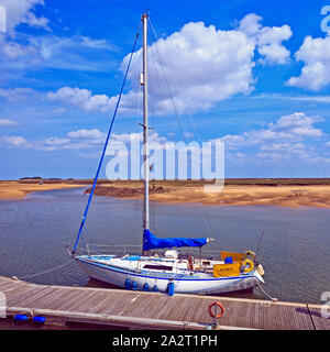 Yacht amarré sur ponton à Wells-Next-the-Sea à Low Tide sur la côte de Norfolk, Royaume-Uni Banque D'Images