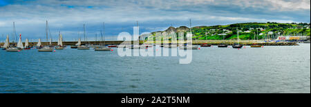 Vue imprenable sur la baie de la marina de Howth, près de Dublin, Irlande avec les yachts et bateaux. vert des montagnes dans l'arrière-plan Banque D'Images