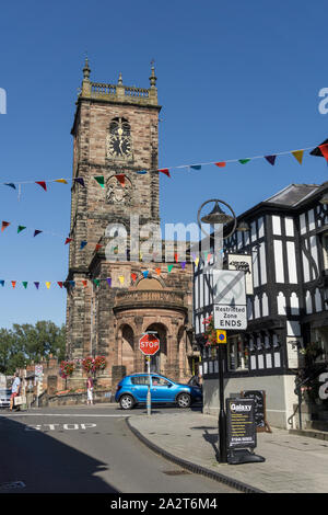 Vue sur la rue principale, Whitchurch, Shropshire, Angleterre ; avec l'église de St Alkmund en haut et le Black Bear Pub à droite. Banque D'Images