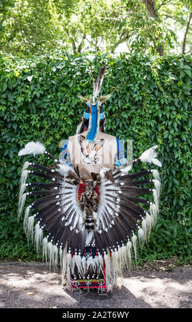 Vue arrière du grog Yazzie Joe de Colorado Springs, Colorado, une tribu Navajo dont est centré dans l'Arizona, a été parmi les participants à un Colorado Springs Native American Pow-wow intertribal et festival à que le centre du Colorado city Banque D'Images