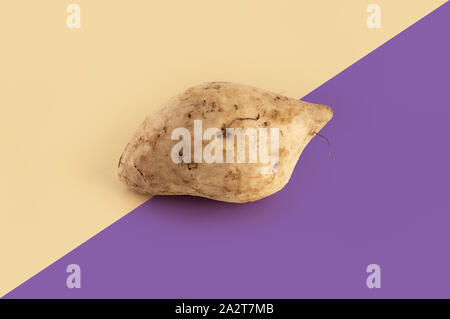 Les patates douces d'okinawa sur fond marron clair et violet Banque D'Images