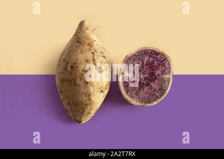 Les patates douces d'okinawa sur fond marron clair et violet Banque D'Images