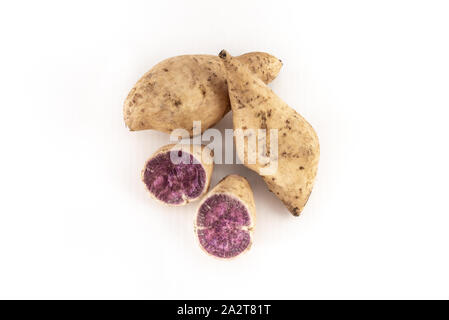 Les patates douces d'okinawa sur fond blanc Banque D'Images