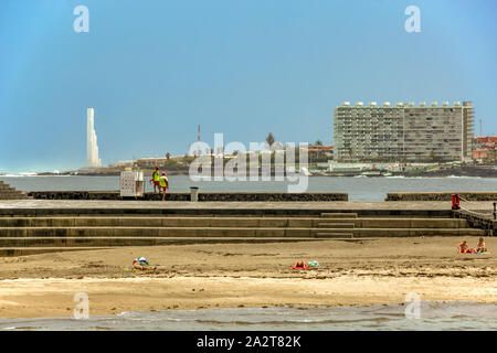 Bajamar, Tenerife, Espagne, 07, mai, 2015 : La vue de la côte de la Punta Larga phare. Plage de sable près de l'eau de mer naturelle. Banque D'Images