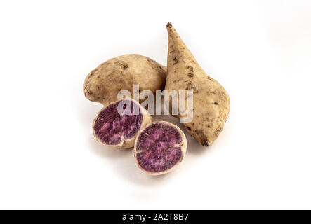 Les patates douces d'okinawa sur fond blanc Banque D'Images