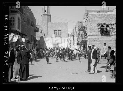 Attaque de rebelles sur Bethléem, le 14 septembre '38. De jeunes Arabes l'agitation & running riot à Bethléem après la gravure des bureaux gouvernementaux par des rebelles Banque D'Images