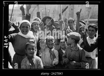 Attaque de rebelles sur Bethléem, le 14 septembre '38. De jeunes Arabes l'agitation & running riot à Bethléem après la gravure des bureaux gouvernementaux par des rebelles, close-up, ils applaudissent pour Haj Amin Banque D'Images