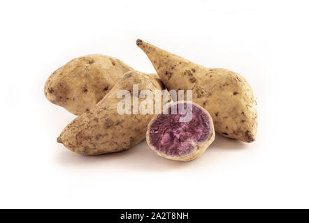 Les patates douces d'okinawa sur fond blanc Banque D'Images