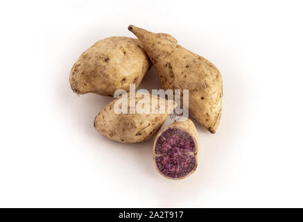 Les patates douces d'okinawa sur fond blanc Banque D'Images